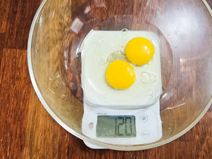 마들렌을 만들기 위해 계란 2개의 무게를 측정하는 모습