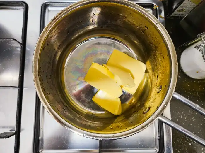 녹인버터를 만들기 위해 냄비에 버터를 넣은 모습