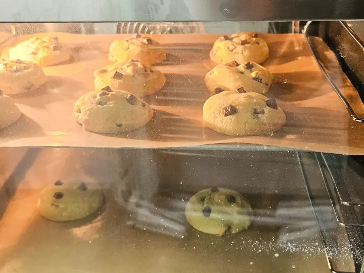 오븐에서 구워지고 있는 초코칩 쿠키의 모습
