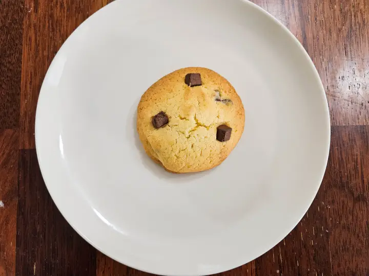 하얀 접시에 담은 초코칩 쿠키