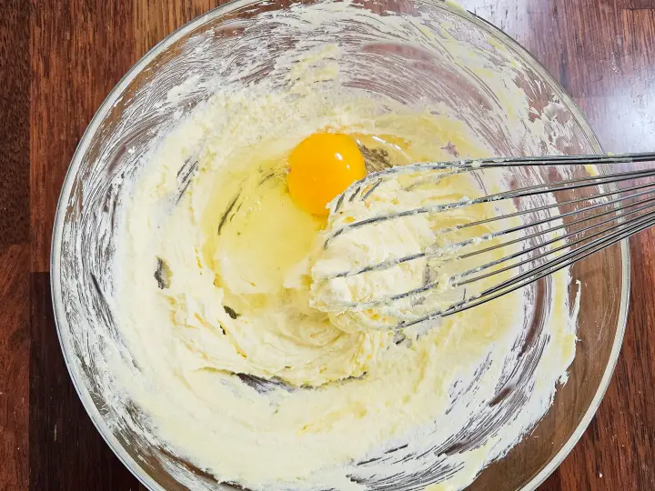 설탕을 풀어준 버터에 계란을 넣어줍니다