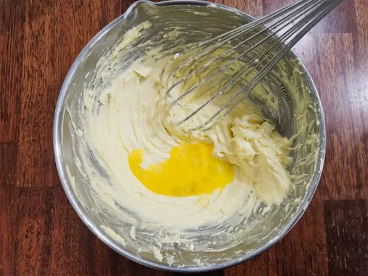 버터에 계란과 바닐라익스트렉을 넣어준 모습