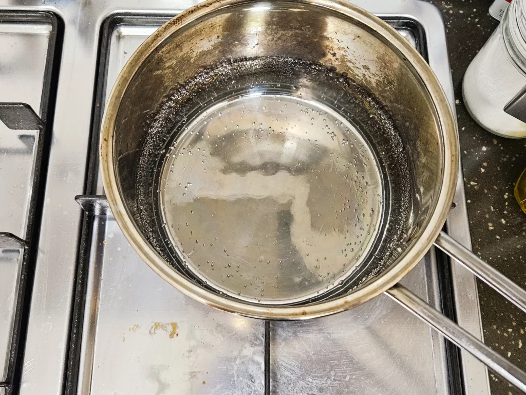 중탕을 위해 냄비에 물을 끓여주는 모습
