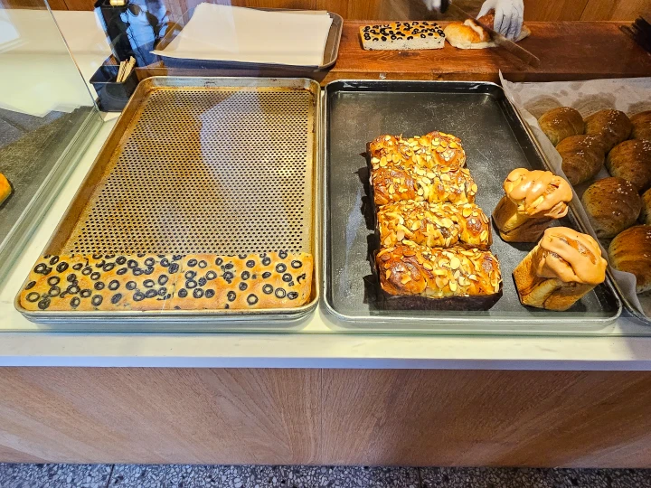 비통레브 르알레스카의 빵들이 진열되어 있는 모습