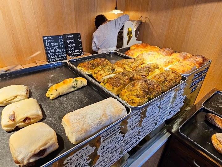 비통레브 르알레스카의 빵들이 진열되어 있는 모습