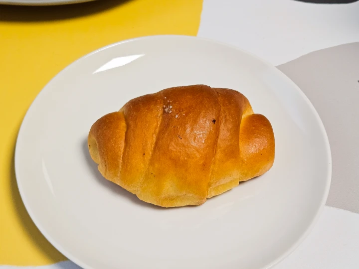 자연도소금빵을 접시에 담은 모습