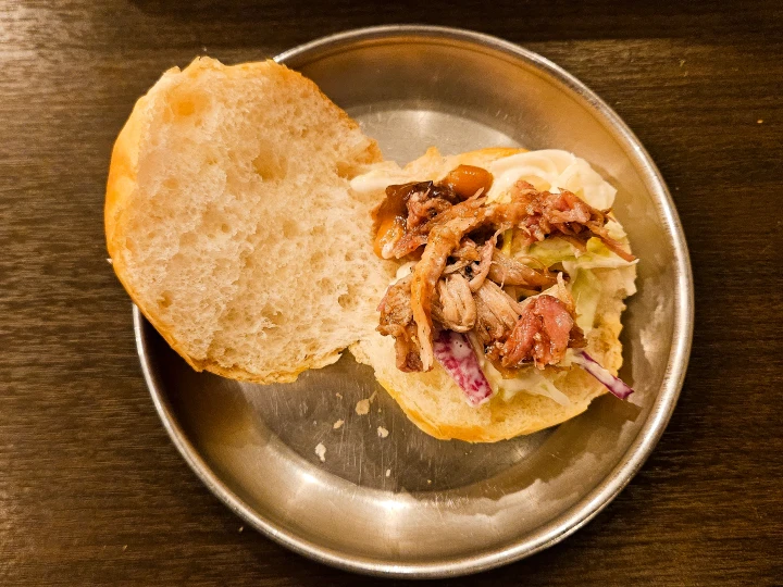 로코스 비비큐의 빵에 고기를 넣은 모습