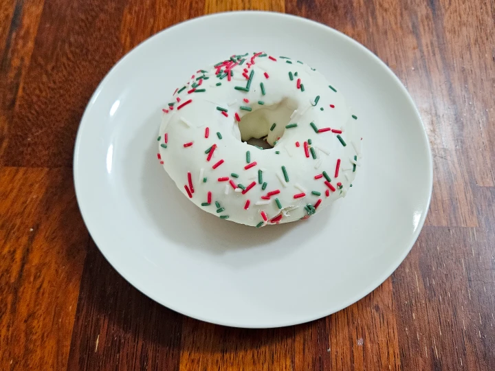 윈터리스 우유 도넛을 흰색 접시에 담은 모습
