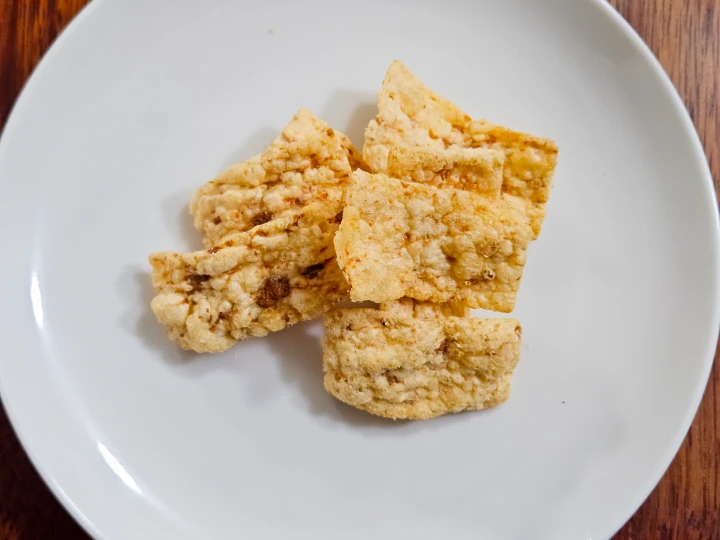 오잉 노가리칩 청양마요맛을 접시에 담은 모습