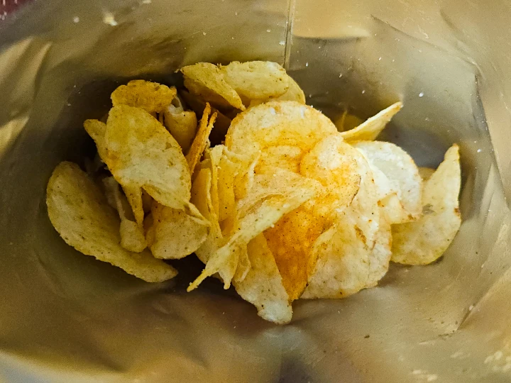 생생감자칩 치폴레 비비큐맛의 포장을 뜯은 모습