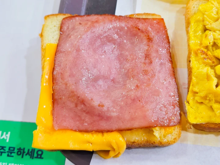 이삭 스크램블 햄치즈 내부에 들어있는 햄과 치즈