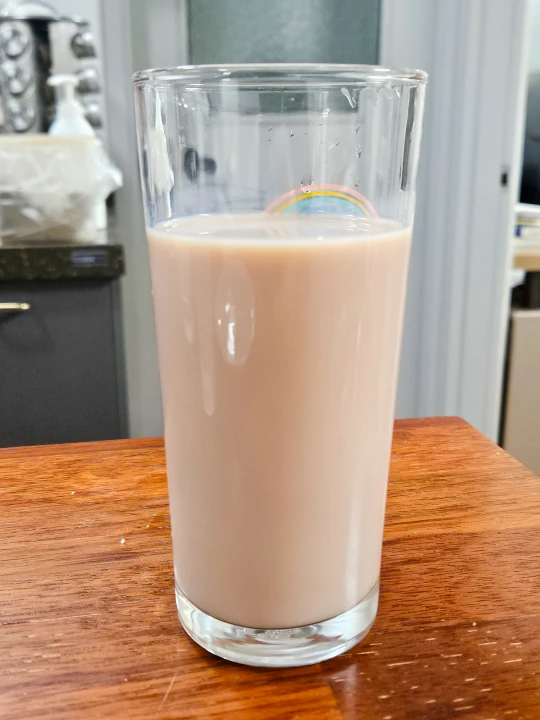 호우섬 로얄 밀크티를 컵에 따른 모습